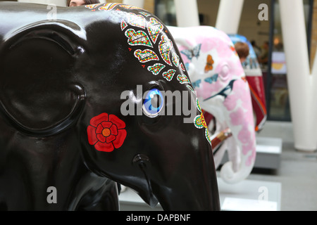 L'Elephant Parade arriva alla stazione di King Cross a Londra, luglio 2013. Un tour nazionale segue. Foto Stock