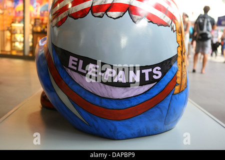 L'Elephant Parade arriva alla stazione di King Cross a Londra, luglio 2013. Un tour nazionale segue. Foto Stock