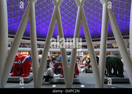 L'Elephant Parade arriva alla stazione di King Cross a Londra, luglio 2013. Un tour nazionale segue. Foto Stock