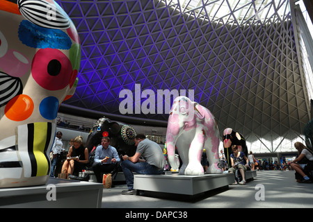 L'Elephant Parade arriva alla stazione di King Cross a Londra, luglio 2013. Un tour nazionale segue. Foto Stock