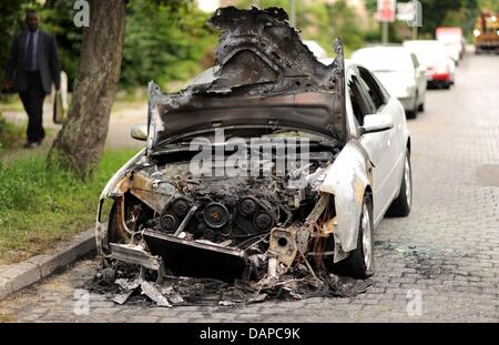 Il relitto di un bruciato auto è raffigurato nel distretto di Zehlendorf a Berlino, Germania, 11 agosto 2011. Nove vetture nei distretti di Zehlendorf e Steglitz erano state incendiate durante la notte. La polizia sta attualmente esaminando se l'incendio doloso attacchi sono motivati politicamente. Foto: Maurizio Gambarini Foto Stock