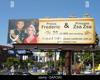 FILE - Un archivio foto datata 25 luglio 2011 mostra un gigantesco poster annunciando il venticinquesimo giorno di nozze del principe Federico di Anhalt e Zsa Zsa Gabor a Sunset Boulevard di Beverly Hills, Stati Uniti d'America. La coppia di celebrare le sue nozze d argento il 14 agosto 2011. Foto: Barbara Munker Foto Stock