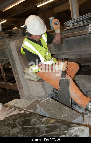 Suddivisione di ardesia utilizzando uno scalpello e un martello a Delabole cava di ardesia Cornwall Regno Unito Foto Stock