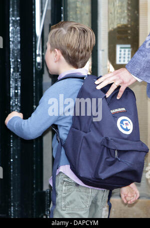 Il principe danese Christian visto al Castello di Amalienborg a lasciare per il suo primo giorno di scuola in classe 0 a Tranegaardsskolen in Hellerup, fuori da Copenhagen, 12 agosto 2011. Il principe cristiano al di fuori con i suoi genitori il principe ereditario Frederik e la Principessa Maria prima della partenza per la scuola. Foto: Albert Nieboer FUORI DEI PAESI BASSI Foto Stock