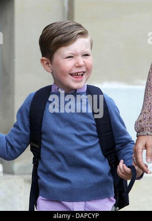 Il principe danese Christian visto al Castello di Amalienborg a lasciare per il suo primo giorno di scuola in classe 0 a Tranegaardsskolen in Hellerup, fuori da Copenhagen, 12 agosto 2011. Il principe cristiano al di fuori con i suoi genitori il principe ereditario Frederik e la Principessa Maria prima della partenza per la scuola. Foto: Albert Nieboer FUORI DEI PAESI BASSI Foto Stock