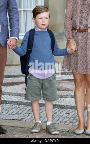 Il principe danese Christian visto al Castello di Amalienborg a lasciare per il suo primo giorno di scuola in classe 0 a Tranegaardsskolen in Hellerup, fuori da Copenhagen, 12 agosto 2011. Il principe cristiano al di fuori con i suoi genitori il principe ereditario Frederik e la Principessa Maria prima della partenza per la scuola. Foto: Albert Nieboer FUORI DEI PAESI BASSI Foto Stock