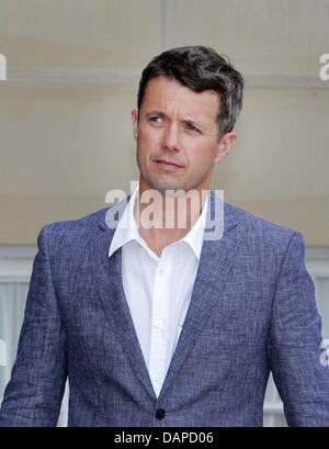 Danish Crown Prince Frederik visto al Castello di Amalienborg a lasciare con il suo figlio per il suo primo giorno di scuola in classe 0 a Tranegaardsskolen in Hellerup, fuori da Copenhagen, 12 agosto 2011. Il principe cristiano al di fuori con i suoi genitori il principe ereditario Frederik e la Principessa Maria prima della partenza per la scuola. Foto: Albert Nieboer FUORI DEI PAESI BASSI Foto Stock