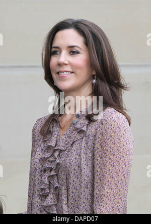 Danish Crown Princess Maria visto al Castello di Amalienborg a lasciare con il suo figlio per il suo primo giorno di scuola in classe 0 a Tranegaardsskolen in Hellerup, fuori da Copenhagen, 12 agosto 2011. Il principe cristiano al di fuori con i suoi genitori il principe ereditario Frederik e la Principessa Maria prima della partenza per la scuola. Foto: Albert Nieboer FUORI DEI PAESI BASSI Foto Stock