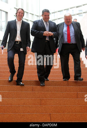 Presidente dei Socialdemocratici Sigmar GABRIEL (C), il presidente della commissione di opere generali comitato di E.ON Avacon AG, Hans Pruefer (L), e il ministro del lavoro del Land Renania settentrionale-Vestfalia Guntram Schneider incontro presso la sede di Eon a Duesseldorf in Germania, 12 agosto 2011. Dipendenti di lato del gigante energetico desidera consultare sui possibili risultati della politica di austerità in Foto Stock