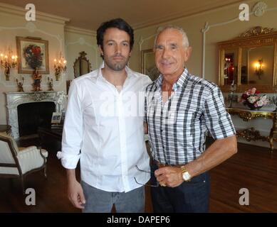Dispensa - un handout foto datata luglio 2011 ci mostra-attore Ben Affleck (L) e Frederic principe di Anhalt presso la sala del camino del principe villa nel Bel Air, Los Angeles, Stati Uniti d'America. Il 68-anno-vecchio principe lascia la sua casa di Hollywood a Ben Affleck (39) per almeno dieci giorni, che farà girare il suo nuovo film "Argo'. Secondo principe di Anhalt, che prendono parte a questo filmato, il hous Foto Stock
