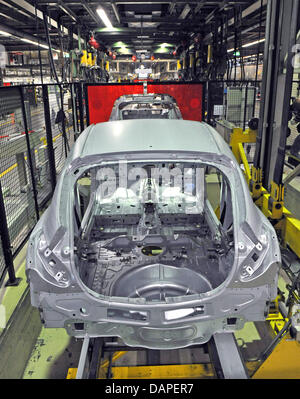 Un corpo di prova si erge su un nastro di trasporto presso la Assembly Hall di Opel Eisenach GmbH a Eisenach, Germania, 16 agosto 2011. La fabbrica di Eisenach attualmente prepara la produzione di una nuova Opel vettura compatta. L azienda investe circa 190 milioni di euro per la produzione della nuova vettura, attualmente denominata junior. L'inizio della produzione in serie in Turingia è pianificato per beginni Foto Stock