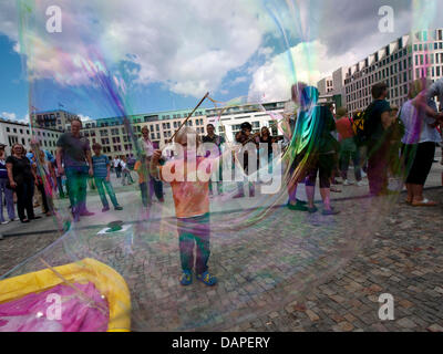 Quattro anni di Helge sorge sulla Pariser Platz e fa una grande bolla in aria a Berlino, Germania, 13 agosto 2011. A causa della loro superficie scintillante e bellezza, bambini e adulti sono affascinato dalla bolla. Foto: Emily Wabitsch Foto Stock