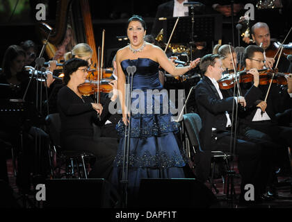 Cantante soprano Anna Netrebko esegue al 'Stelle Summit' ('Gipfeltreffen der Stelle') a Waldbuehne a Berlino, Germania, 16 agosto 2011. Prima del concerto di Berlino ha eseguito a Monaco di Baviera e Vienna. Foto: Britta Pedersen Foto Stock