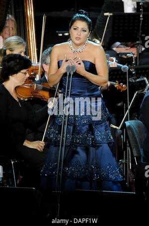 Cantante soprano Anna Netrebko esegue al 'Stelle Summit' ('Gipfeltreffen der Stelle') a Waldbuehne a Berlino, Germania, 16 agosto 2011. Prima del concerto di Berlino ha eseguito a Monaco di Baviera e Vienna. Foto: Britta Pedersen Foto Stock