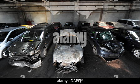 Bruciata auto park presso la polizia del veicolo area depositaria di Berlino, Germania, 18 agosto 2011. Più di 30 auto bruciata a Berlino in tre notti consecutive. Foto: Tim Brakemeier Foto Stock