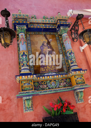 Piastrelle tableau della crocifissione in una strada a Ayamonte, Spagna Foto Stock