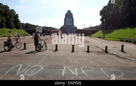 Le parole 'n' NPD è scritta sul marciapiede davanti al monumento Voelkerschlacht in Leipzig, Germania, 20 agosto 2011. Il divieto di vietare un rally tedesco del partito di destra NPD in Leipzig rimane in posizione. La Corte costituzionale tedesca di Karlsruhe non ha superato qualsiasi decisione riguardante la NPD il movimento per sollevare l'ordine temporaneo che è stato rilasciato dalla Sassonia's highe Foto Stock