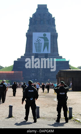 Ufficiali di polizia di guardia di fronte al monumento Voelkerschlacht in Leipzig, Germania, 20 agosto 2011. Il divieto di vietare un rally plannend tedesco del partito di destra NPD in Leipzig rimane in posizione. La Corte costituzionale tedesca di Karlsruhe non aveva adottato alcuna decisione relativa alla NPD il movimento per sollevare l'ordine temporaneo che è stato rilasciato durante la notte per la Sassonia's hig Foto Stock