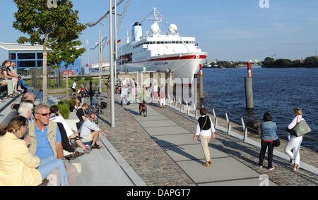 La nave da crociera 'MS Deutschland " è inserito nel Hafencity ad Amburgo, Germania, 20 agosto 2011. La nave è di nuovo stasera con numerosi attori a bordo per la ripresa dell'anniversario episodio per lo spettacolo del trentesimo compleanno. Il sessantacinquesimo viaggio del ZDF (tedesco emittente televisiva) sarà trasmesso il 06 novembre 2011. Foto: ANGELIKA WARMUTH Foto Stock