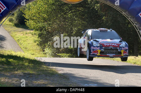 Il driver francese Sebastien Loeb e il francese suo copilota Daniel Elena velocità nel loro Citroen Racing auto lungo la pista durante il tempo trail per l'ADAC Rally Deutschland sulla ex militare di allenamento in Baumholder, Germania, 20 agosto 2011. L'ADAC Rally Deutschland è la gara di qualificazione per il World Rally Championship. Foto: Thomas Frey Foto Stock