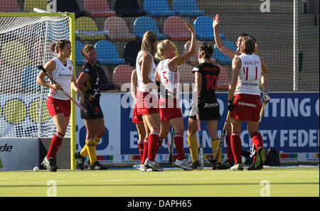 L'Inghilterra del Alex Danson (15)cheers con compagni di squadra dopo la sua 1-0 obiettivo durante un gruppo di donne B Europea Hockey Championships match tra Inghilterra e Belgio presso il Parco di Hockey in Moenchengladbach, Germania, 20 agosto 2011. Foto: Fabian Stratenschulte Foto Stock