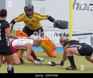 La Germania Mandy Haase (r) e Yvonne Frank lotta per la sfera con l'Inghilterra del Alex Danson durante un gruppo di donne B Europea Hockey Championships match tra Germania e Inghilterra presso il Parco di Hockey in Moenchengladbach, Germania, 21 agosto 2011. La Germania ha perso da 0-2. Foto: Roland Weihrauch Foto Stock