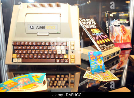 Un Atari 400 home computer prodotti tra il 1979 e il 1989, è raffigurato al computer games fiera gamescom di Colonia, in Germania, il 21 agosto 2011. In Europa la più grande fiera per giochi interattivi e intrattenimento sperimentato un grande afflusso di visitatori presso l'ultimo fine settimana, 20 e 21 agosto 2011. La fiera ha presentato 550 espositori. Il trend argomenti sono stati i giochi online e i videogame 3D. Foto: Jan Foto Stock