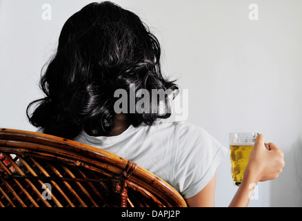 Adolescente bevande birra Foto Stock