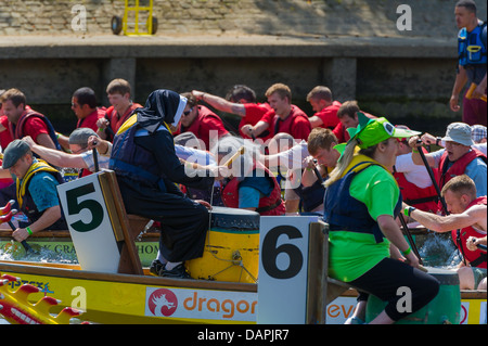 Il 2013 'Guida per degli eroi della carità gara di dragon boat organizzata dal Rotary Club di York un abito di fantasia della carità evento team gli equipaggi Foto Stock