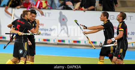 Belga Jerome Dekeyser (L) festeggia dopo il suo gol vincente durante gli uomini di nazioni EuroHockey Championship gruppo una corrispondenza tra il Belgio e la Spagna al Parco di Hockey in Moenchengladbach, Germania, 24 agosto 2011. Il Belgio ha vinto da 3-2 e si qualifica per la EuroHockey nazioni Campionati semi-finale e i Giochi Olimpici 2012. Foto: ROLAND WEIHRAUCH Foto Stock