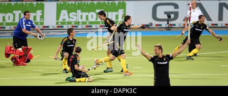 Il team belga festeggia dopo il gol vincente durante gli uomini di nazioni EuroHockey Championship gruppo una corrispondenza tra il Belgio e la Spagna al Parco di Hockey in Moenchengladbach, Germania, 24 agosto 2011. Il Belgio ha vinto da 3-2 e qualificato per la EuroHockey nazioni Campionati semi-finale e i Giochi Olimpici 2012. Foto: ROLAND WEIHRAUCH Foto Stock