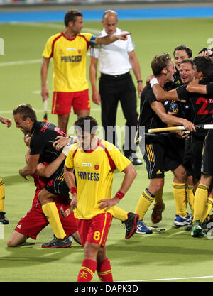 Il team belga festeggia dopo il gol vincente durante gli uomini di nazioni EuroHockey Championship gruppo una corrispondenza tra il Belgio e la Spagna al Parco di Hockey in Moenchengladbach, Germania, 24 agosto 2011. Il Belgio ha vinto da 3-2 e qualificato per la EuroHockey nazioni Campionati semi-finale e i Giochi Olimpici 2012. Foto: ROLAND WEIHRAUCH Foto Stock