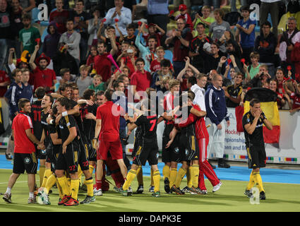 Il team belga festeggia dopo il gol vincente durante gli uomini di nazioni EuroHockey Championship gruppo una corrispondenza tra il Belgio e la Spagna al Parco di Hockey in Moenchengladbach, Germania, 24 agosto 2011. Il Belgio ha vinto da 3-2 e qualificato per la EuroHockey nazioni Campionati semi-finale e i Giochi Olimpici 2012. Foto: ROLAND WEIHRAUCH Foto Stock