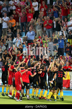 Il team belga festeggia dopo il gol vincente durante gli uomini di nazioni EuroHockey Championship gruppo una corrispondenza tra il Belgio e la Spagna al Parco di Hockey in Moenchengladbach, Germania, 24 agosto 2011. Il Belgio ha vinto da 3-2 e qualificato per la EuroHockey nazioni Campionati semi-finale e i Giochi Olimpici 2012. Foto: ROLAND WEIHRAUCH Foto Stock