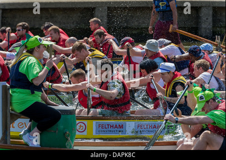 Il 2013 'Guida per degli eroi della carità gara di dragon boat organizzata dal Rotary Club di York. Un abito di fantasia della carità evento team gli equipaggi Foto Stock