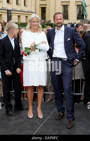 Crown Princess Mette-Marit, Crown Prince Haakon e Mette-Marit figlio di Marius Borg Hoiby (L) pongono in occasione del decimo anniversario di matrimonio della corona norvegese principe coupleat l'Università di Oslo, Norvegia del 25 agosto 2011. Foto: Patrick van Katwijk Foto Stock