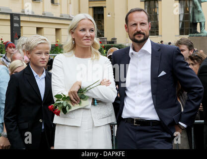 Crown Princess Mette-Marit, Crown Prince Haakon e Mette-Marit figlio di Marius Borg Hoiby (L) pongono in occasione del decimo anniversario di matrimonio della corona norvegese principe coupleat l'Università di Oslo, Norvegia del 25 agosto 2011. Foto: Patrick van Katwijk Foto Stock