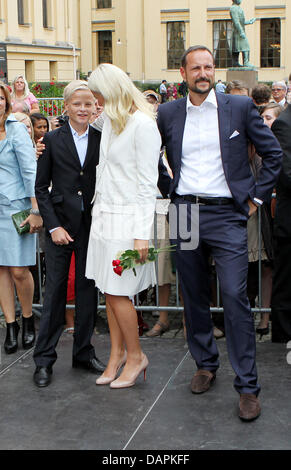 Crown Princess Mette-Marit, Crown Prince Haakon e Mette-Marit figlio di Marius Borg Hoiby (L) pongono in occasione del decimo anniversario di matrimonio della corona norvegese principe della giovane presso l'Università di Oslo, Norvegia del 25 agosto 2011. Foto: Patrick van Katwijk Foto Stock