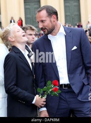 Corona norvegese Princess Mette-Marit figlio di Marius (L) e Norways Crown Prince Haakon partecipare alle celebrazioni in occasione del decimo anniversario di matrimonio della corona norvegese principe della giovane presso l'Università di Oslo, Norvegia del 25 agosto 2011. Foto: Patrick van Katwijk Foto Stock