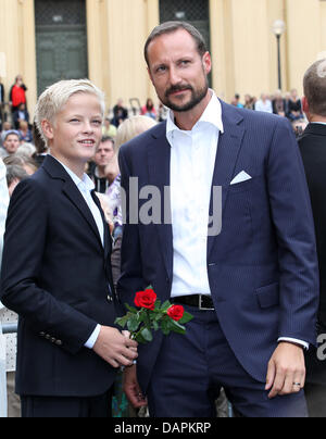 Corona norvegese Princess Mette-Marit figlio di Marius (L) e Norways Crown Prince Haakon partecipare alle celebrazioni in occasione del decimo anniversario di matrimonio della corona norvegese principe della giovane presso l'Università di Oslo, Norvegia del 25 agosto 2011. Foto: Patrick van Katwijk Foto Stock