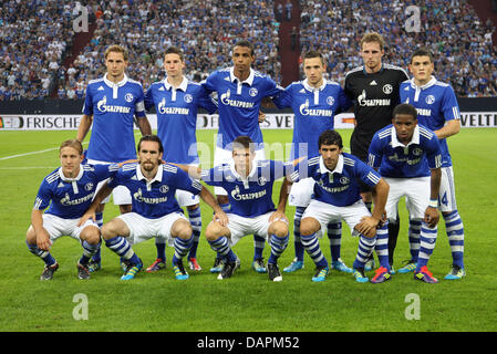 Schalke la line-up di partenza (top-L-R) Benedikt Höwedes, Julian Draxler, Joel Matip, Marco Höger, portiere Ralf Fährmann, Kyriakos Papadopoulos, (riga inferiore L-R) Lewis Holtby, Christian Fuchs, Klaas-Jan Huntelaar, Raul, e Jefferson Farfan comporta per il gruppo pgoto prima della loro seconda gamba di Europa League 4° round playoff partita di calcio FC Schalke 04 vs HJK Helsinki a Arena AufScha Foto Stock