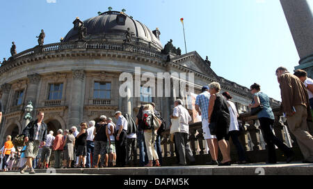 La gente in coda per il "facce del Rinascimento - Capolavori della ritrattistica italiana' mostra al Bode Museum di Berlino, Germania, 26 agosto 2011. La mostra è costituita da più di 150 ritrattistica italiana capolavori da più di quaranta maestri come Leonardo da Vinci e Sandro Botticelli, e può essere visitata fino al 20 novembre 2011. Foto: Wolfgang Kumm Foto Stock