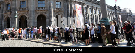 La gente in coda per il "facce del Rinascimento - Capolavori della ritrattistica italiana' mostra al Bode Museum di Berlino, Germania, 26 agosto 2011. La mostra è costituita da più di 150 ritrattistica italiana capolavori da più di quaranta maestri come Leonardo da Vinci e Sandro Botticelli, e può essere visitata fino al 20 novembre 2011. Foto: Wolfgang Kumm Foto Stock