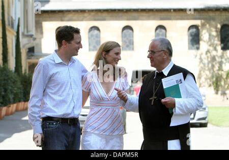 Georg Friedrich principe di Prussia (L), la sua fidanzata, Sophie Principessa di Prussia e pensionati abate Gregor Henckel von Donnersmarck arriva per la giovane Chiesa di prove di nozze presso la chiesa della pace a Potsdam, Germania, 26 agosto 2011. Il 27 agosto 2011, il giovane avrà un incontro ecumenico di nozze per il Principe è protestante e la principessa cattolica. Gregor Henckel von Donnersm Foto Stock