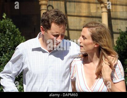 Georg Friedrich principe della Prussia e la sua fidanzata, Sophie Principessa di Prussia, arriva per il loro matrimonio chiesa prove in chiesa della pace a Potsdam, Germania, 26 agosto 2011. Il 27 agosto 2011, il giovane si sposeranno nella chiesa della pace. Circa 700 tedeschi ed internazionali royals sarà previsto per la Hohenzollern nozze di Sanssouci. Foto: Nestor Bachmann Foto Stock