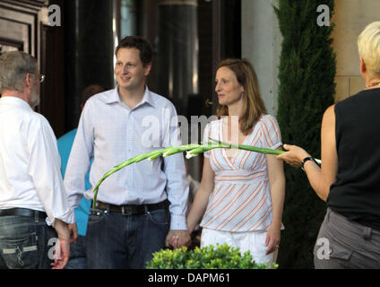 Georg Friedrich principe della Prussia e la sua fidanzata, Sophie Principessa di Prussia, lasciare il loro matrimonio chiesa prove in chiesa della pace a Potsdam, Germania, 26 agosto 2011. Il 27 agosto 2011, il giovane si sposeranno nella chiesa della pace. Circa 700 tedeschi ed internazionali royals sarà previsto per la Hohenzollern nozze di Sanssouci. Foto: Nestor Bachmann Foto Stock