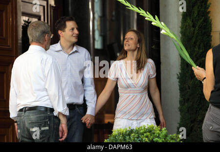 Georg Friedrich principe di Prussia (2a a L) e la sua fidanzata, Sophie Principessa di Prussia, lasciare il loro matrimonio chiesa prove in chiesa della pace a Potsdam, Germania, 26 agosto 2011. Il 27 agosto 2011, il giovane si sposeranno nella chiesa della pace. Circa 700 tedeschi ed internazionali royals sarà previsto per la Hohenzollern nozze di Sanssouci. Foto: Nestor Bachmann Foto Stock