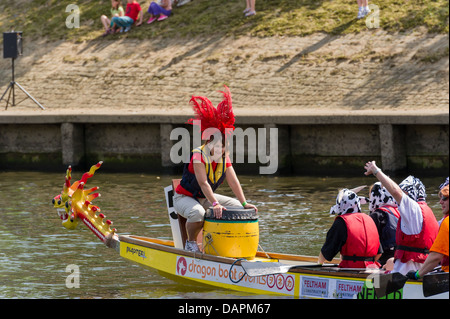 Il 2013 'Guida per degli eroi della carità gara di dragon boat equipaggio del team organizzata dal Rotary Club di York. Un abito di fantasia della carità evento Foto Stock