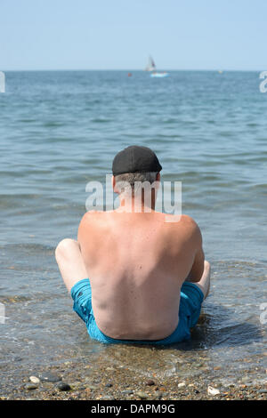 Aberystwyth Wales UK, mercoledì 17 luglio 2013. Gente che si diverte nelle calde giornate di sole sulla spiaggia a Aberystwyth su Cardigan Bay costa, West Wales UK. L'incantesimo di alta pressione, con fine secco sole e temperature nella media-alta 20's celsius, è impostata per continuare per una settimana o dieci giorni, segnando il più lungo periodo di buona estate meteo nel Regno Unito per molti anni. Photo credit: keith morris/Alamy Live News Foto Stock