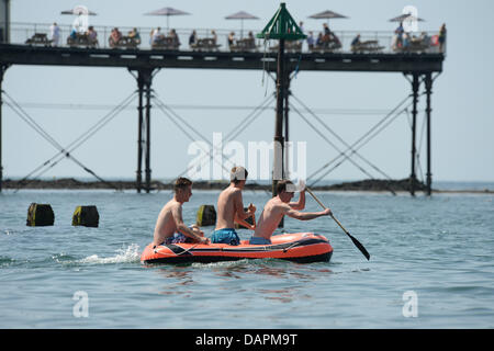 Aberystwyth Wales UK, mercoledì 17 luglio 2013. Gente che si diverte nelle calde giornate di sole sulla spiaggia a Aberystwyth su Cardigan Bay costa, West Wales UK. L'incantesimo di alta pressione, con fine secco sole e temperature nella media-alta 20's celsius, è impostata per continuare per una settimana o dieci giorni, segnando il più lungo periodo di buona estate meteo nel Regno Unito per molti anni. Photo credit: keith morris/Alamy Live News Foto Stock